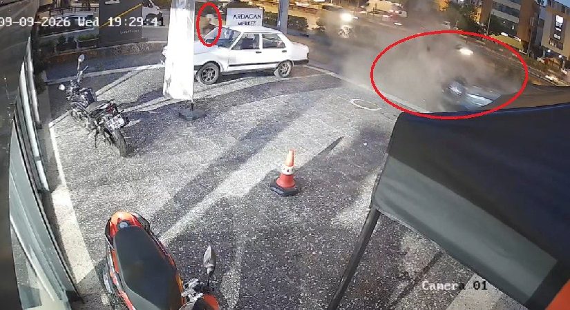 Antalya’da korkunç kaza: Motoru fırladı, yaya 5 saniyeyle kurtuldu