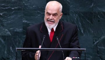 Arnavutluk Başbakanı Edi Rama’ya New York’ta protesto: Yumurta fırlatıldı