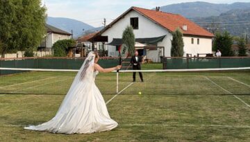 Aşkları tenis dersinde başladı. Köyde gelinlik ve damatlıkla korta çıktılar
