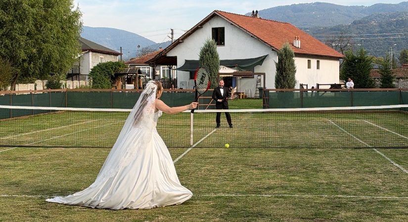 Aşkları tenis dersinde başladı. Köyde gelinlik ve damatlıkla korta çıktılar