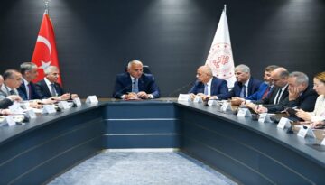 Bakan Ersoy, Kahramanmaraş’ta valiler, belediye liderleri ve milletvekilleriyle görüştü