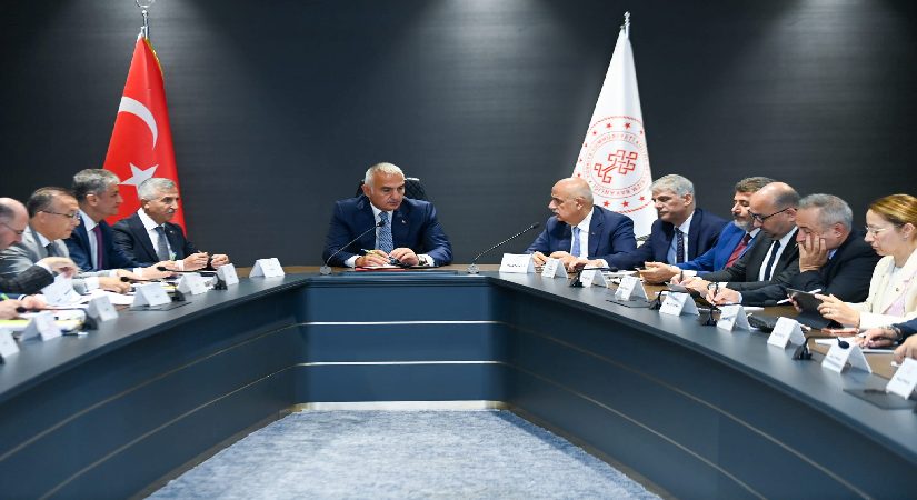 Bakan Ersoy, Kahramanmaraş’ta valiler, belediye liderleri ve milletvekilleriyle görüştü