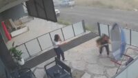 Çalışanların güç anları: Şiddetli rüzgarda şemsiyeyle savruldular