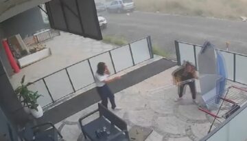 Çalışanların güç anları: Şiddetli rüzgarda şemsiyeyle savruldular