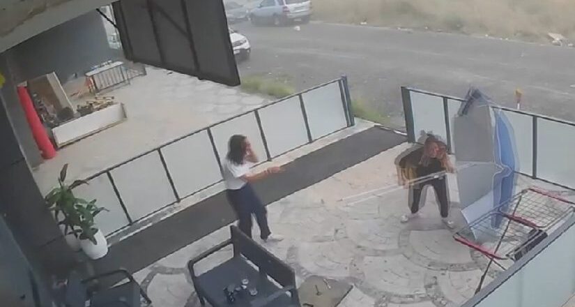 Çalışanların güç anları: Şiddetli rüzgarda şemsiyeyle savruldular