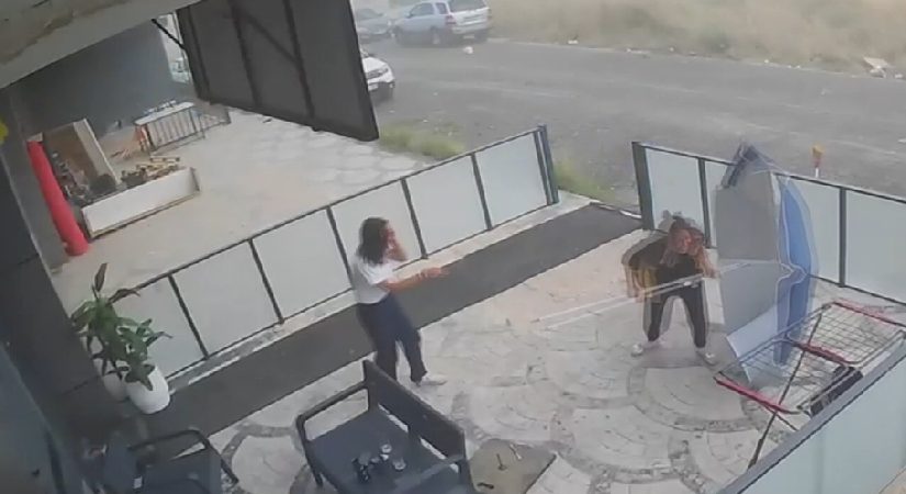 Çalışanların güç anları: Şiddetli rüzgarda şemsiyeyle savruldular