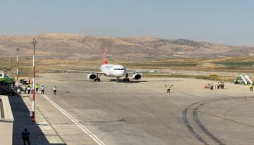 Çalışmalar bitti, havalimanı tekrar açıldı. Birinci uçak İstanbul’dan geldi