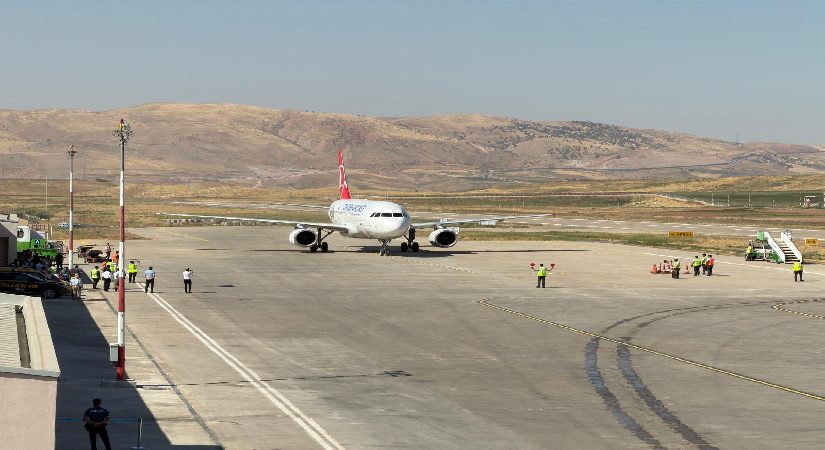 Çalışmalar bitti, havalimanı tekrar açıldı. Birinci uçak İstanbul’dan geldi