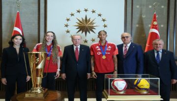 Cumhurbaşkanı Erdoğan, şampiyon ulusal voleybolcuları kabul etti