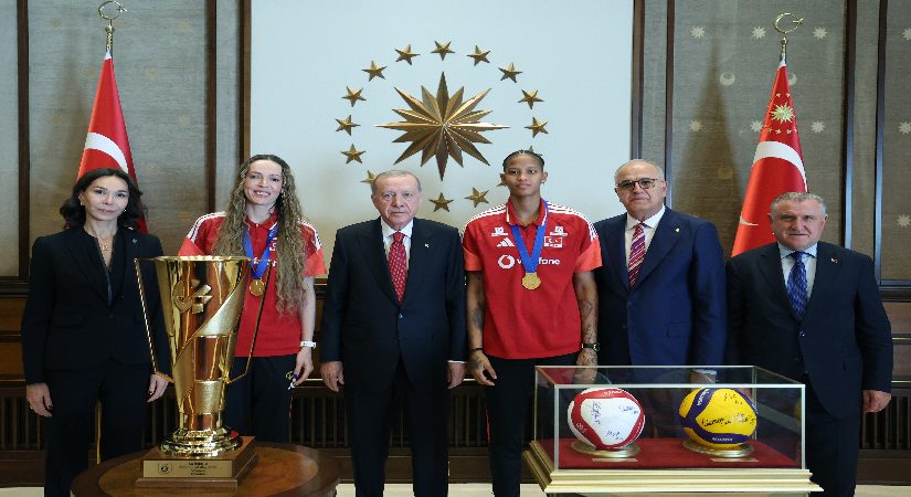 Cumhurbaşkanı Erdoğan, şampiyon ulusal voleybolcuları kabul etti