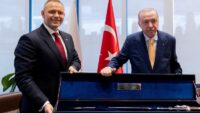 Cumhurbaşkanı Erdoğan tabanca hediye etmişti. Polonya lideri Nawrocki’den kılıç hediyesi