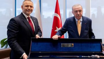 Cumhurbaşkanı Erdoğan tabanca hediye etmişti. Polonya lideri Nawrocki’den kılıç hediyesi