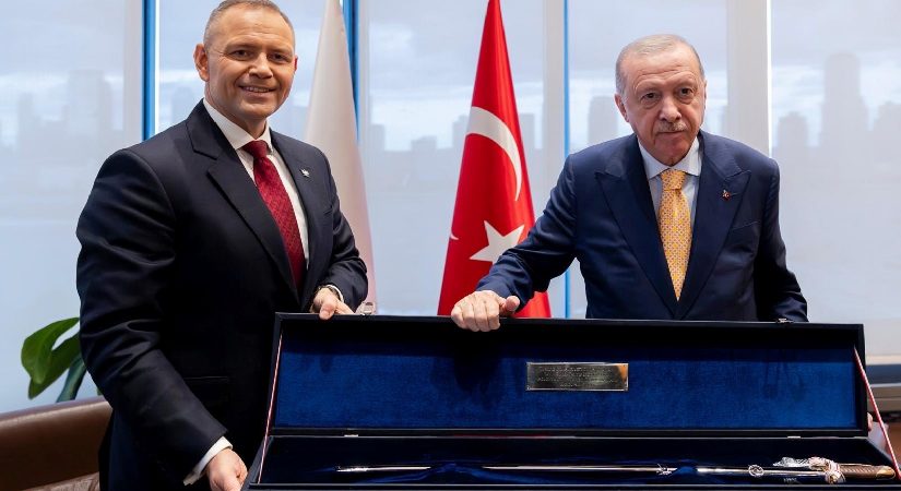 Cumhurbaşkanı Erdoğan tabanca hediye etmişti. Polonya lideri Nawrocki’den kılıç hediyesi