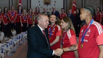 Cumhurbaşkanı Recep Tayyip Erdoğan, Avrupa Şampiyonu olan Filenin Sultanları’nı kabul etti