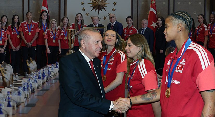 Cumhurbaşkanı Recep Tayyip Erdoğan, Avrupa Şampiyonu olan Filenin Sultanları’nı kabul etti