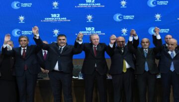 Dokuz belediye başkanı AK Parti’ye katıldı