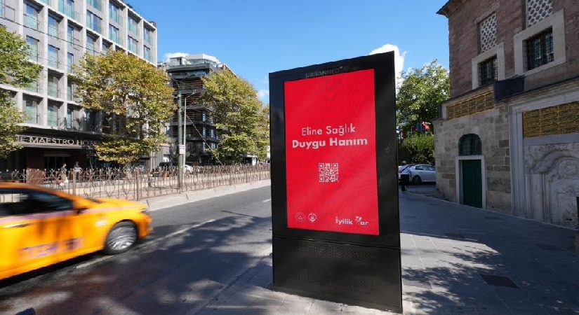 En işlek caddelerdeki QR kodlu iletinin sırrı çözüldü. Gözler 12 Eylül’e çevrildi