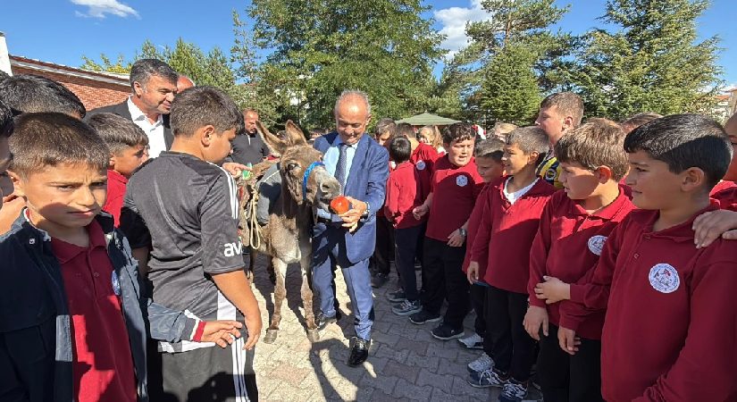 Eşekle Türkiye’yi gezip, köy çocuklarına kitap ve kırtasiye gereçleri dağıttı