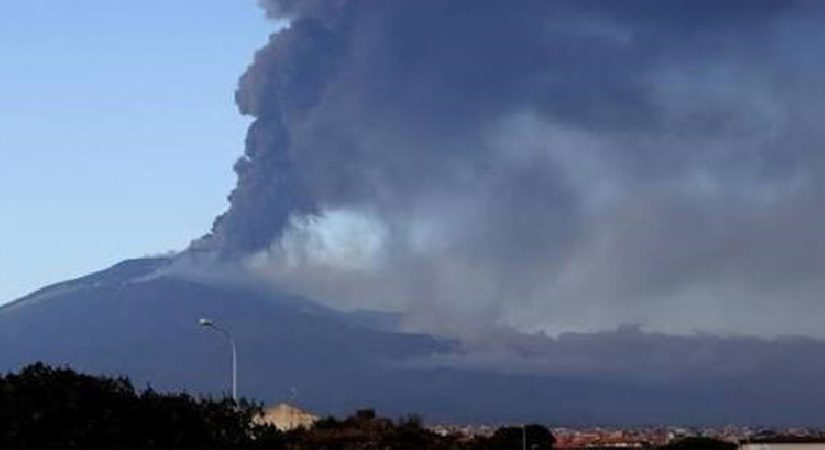 Etna Yanardağı harekete geçti: İtalya’daki havalimanı kapatıldı