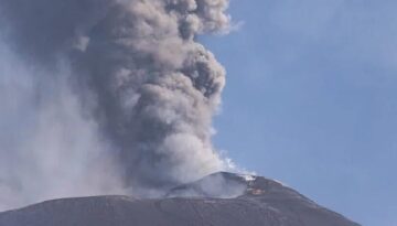 Etna Yanardağı lav püskürttü: Uçuşlar askıya alındı