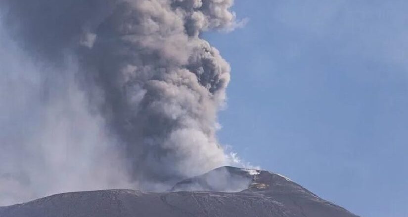 Etna Yanardağı lav püskürttü: Uçuşlar askıya alındı