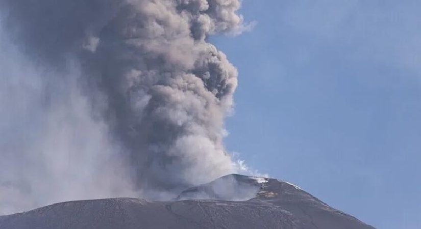 Etna Yanardağı lav püskürttü: Uçuşlar askıya alındı