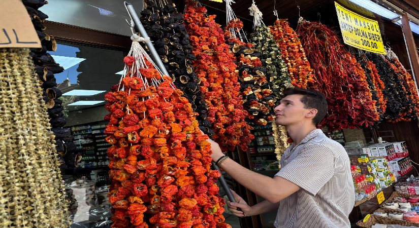 “Evde yapmanın manası kalmadı” diyerek hazır almaya başladılar. Dükkanda 300 lira