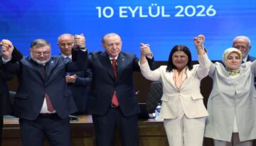 Foça Belediye Başkanı Saniye Bora Fıçı, AK Parti’ye katıldı