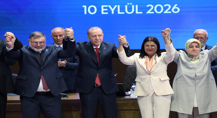 Foça Belediye Başkanı Saniye Bora Fıçı, AK Parti’ye katıldı