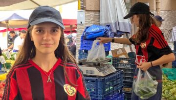 Formasını giydi tezgah başına geçti. 14 yaşındaki Azra harçlığını bu türlü çıkarıyor