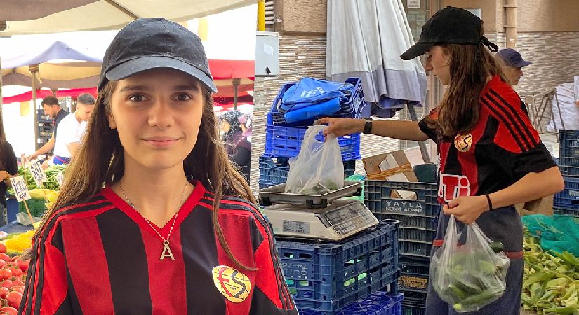 Formasını giydi tezgah başına geçti. 14 yaşındaki Azra harçlığını bu türlü çıkarıyor
