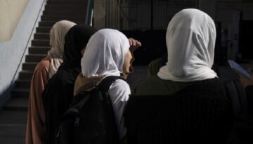 Fransa’da aşırı sağcılardan başörtüsü takanlara para cezası vaadi