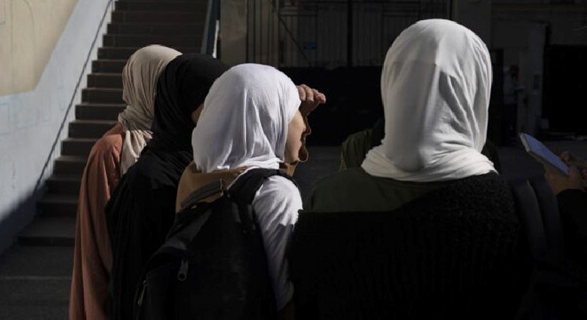 Fransa’da aşırı sağcılardan başörtüsü takanlara para cezası vaadi