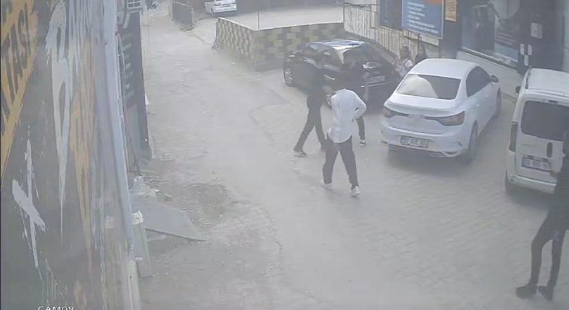 Genç bayanı erkek arkadaşından kurtarmak isterken bıçaklandı