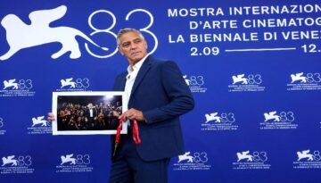 George Clooney, Venedik’te Trump idaresini eleştirdi. “Ülkeyi liyakatsizler yönetiyor”