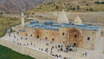 “Görmeden ölmeyin” deniyor. 798 yıllık tarihi yapı, taş işçiliğiyle dikkat çekiyor