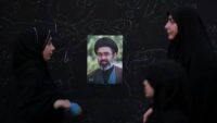 “Hamaney’i enkazdan çıkardık”