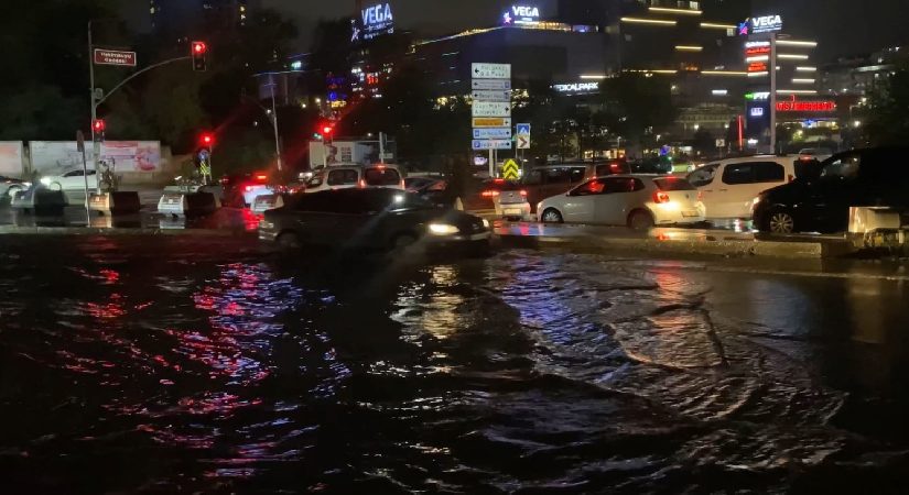 İkazların akabinde yollar göle döndü. İstanbul’da yağış bir hafta sürecek