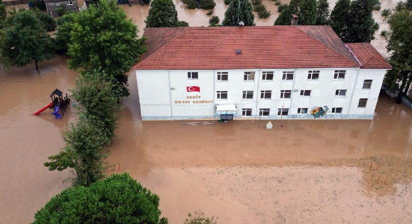 İmgeler Sakarya’dan: Yollar ve meskenler sular altında