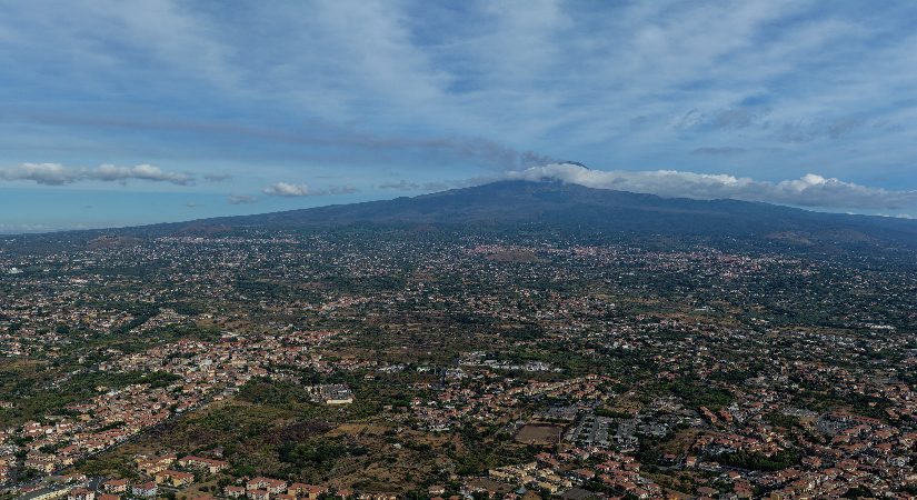 İtalya’da Etna Yanardağı kül püskürttü, hava alanı uçuşa kapatıldı