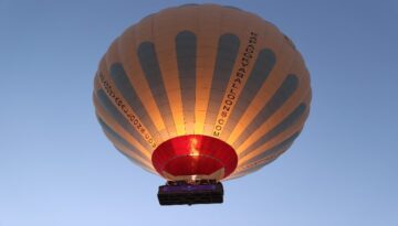 Kapadokya’da kanser farkındalığı için balonlu uçuş
