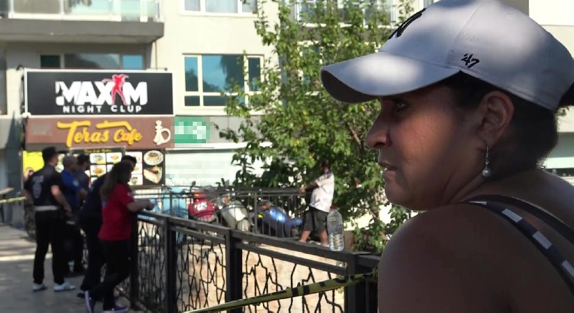 Korkuluklara tırmanan adam 3 saatte ikna edildi. Fransız bayan başından hiç ayrılmadı