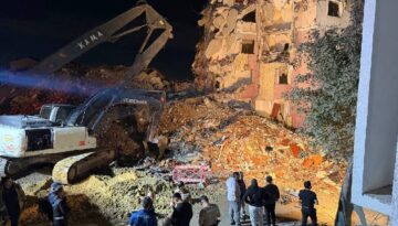 Küçükçekmece’de yıkım sırasında bina çöktü: 3 kişi yaralandı