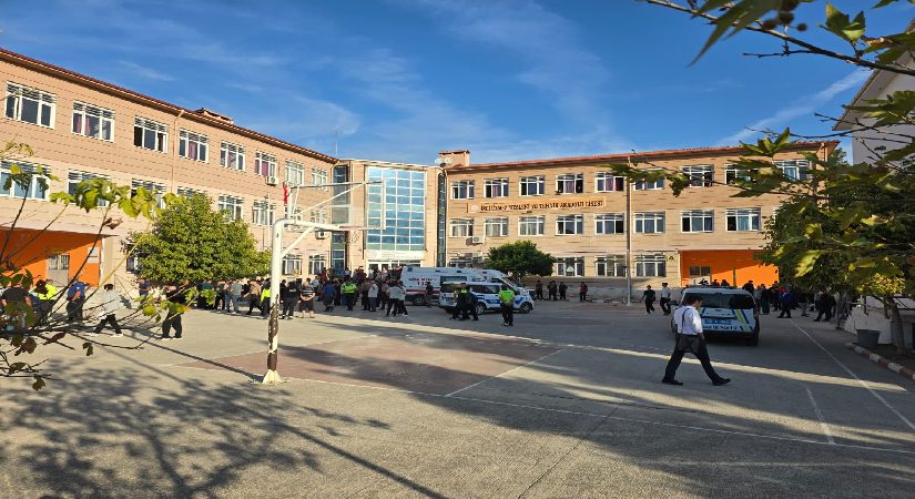 Manisa Turgutlu’da lisenin önünde silahlı taarruz: 3 öğrencinin durumu kritik