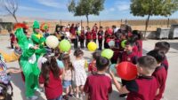 Meslek lisesi öğrencileri köy öğrencilerine forma dikti