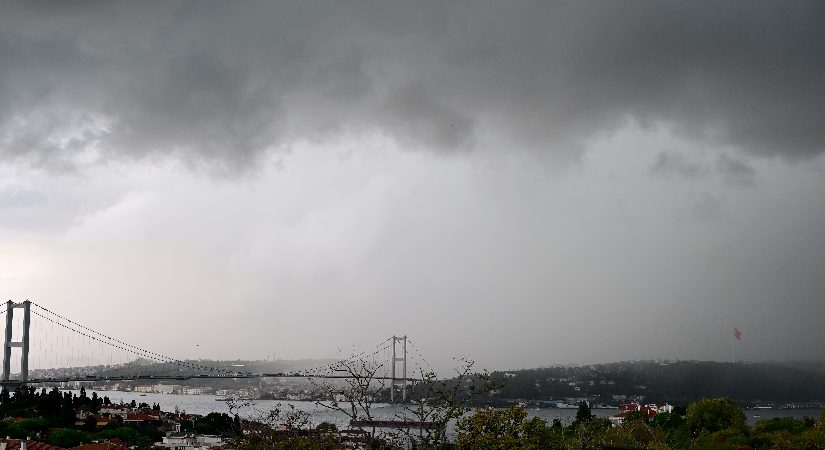 Meteorolojiden sağanak alarmı. İş çıkış saatine dikkat, kuvvetli yağış ve fırtına geliyor