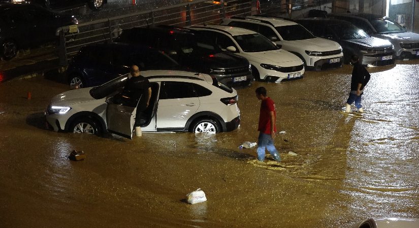 Metrekareye 50 kilogram yağış düştü: Trabzon’da yollar göle döndü, mesken ve iş yerlerini su bastı