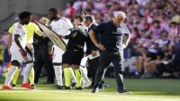 Mourinho basın toplantısında çıldırdı, hakeme ateş püskürdü. Fotoğraflarla gösterdi