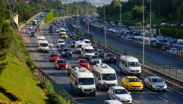 Okullar açılıyor, trafik artıyor. İstanbul’da araçlar dur kalk ilerliyor