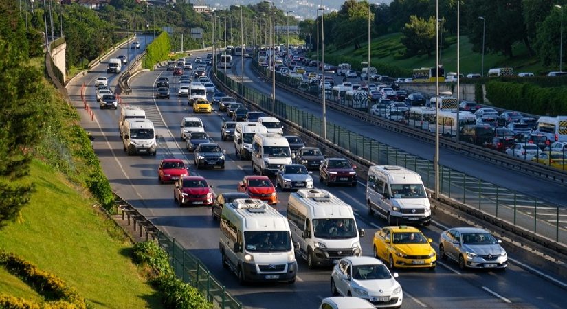 Okullar açılıyor, trafik artıyor. İstanbul’da araçlar dur kalk ilerliyor